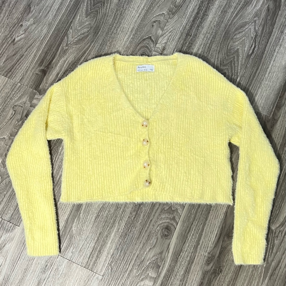 Yellow bershka cropped Button-Up Women Sweater